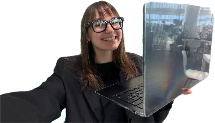 Federica sorride con il portatile in mano
